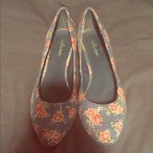 Unionbay Blue Floral Kitten Heels
